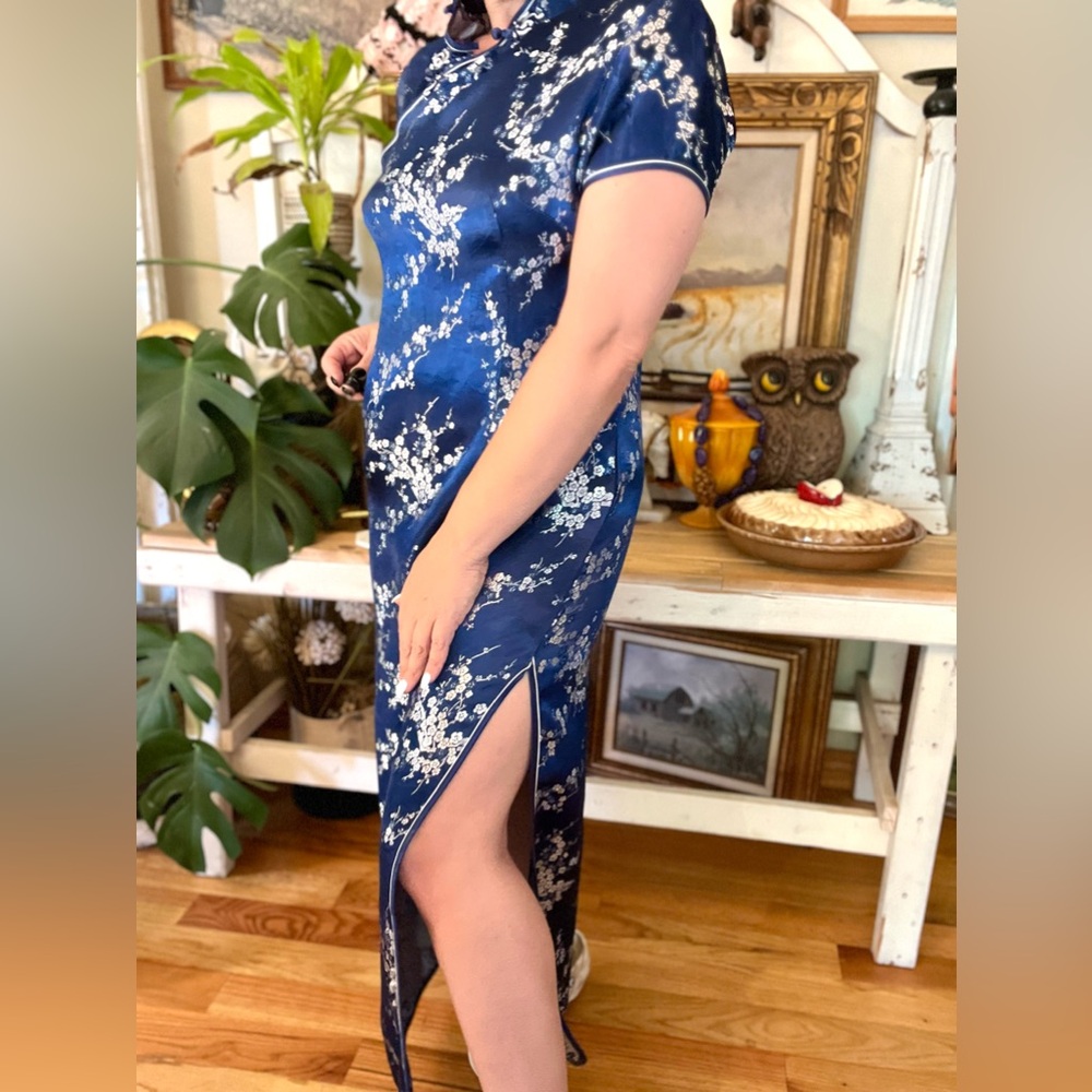Vintage Silk blue and silver floral cheongsam dress with high neck ribbon button - Picture 4 of 10